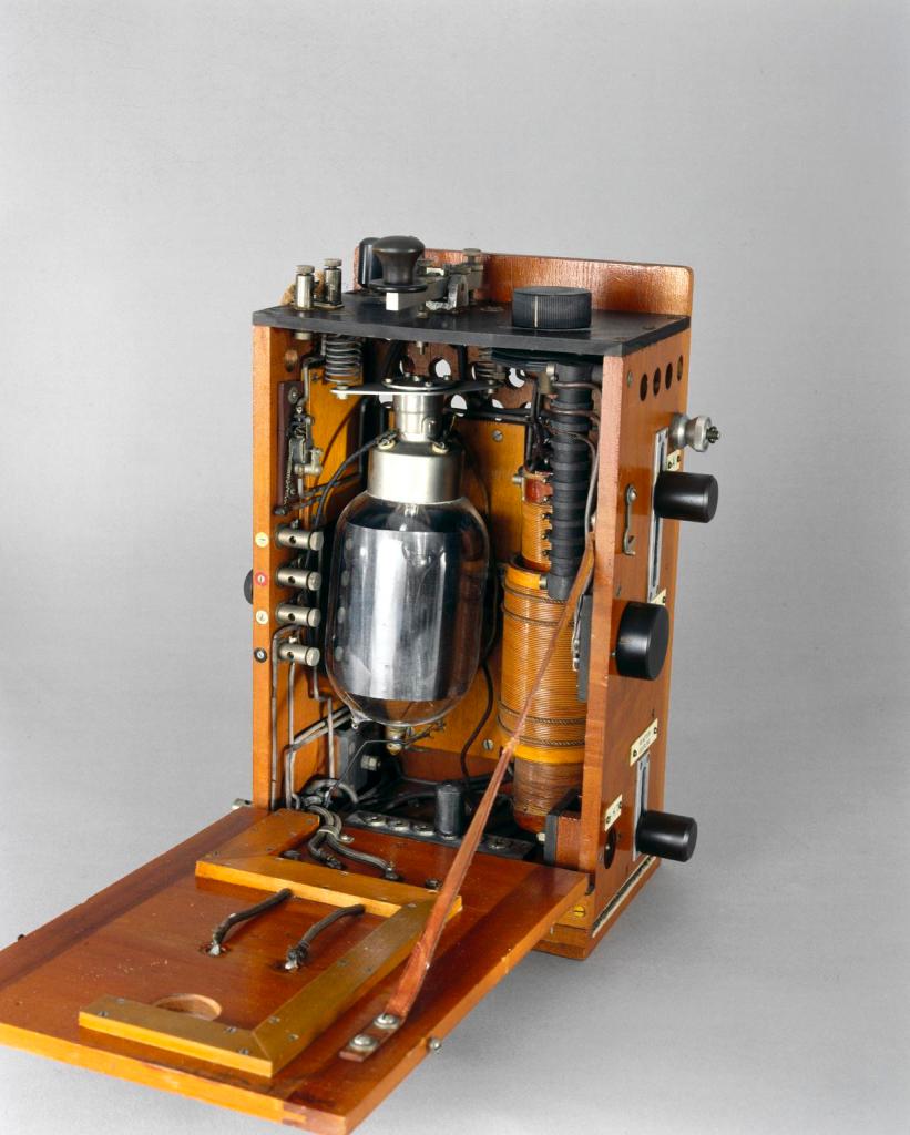 Science Museum Group object no 1935-618 Aircraft radio telephony transmitter, complete with round valve and microphone, made by CE Prince, 1915. 